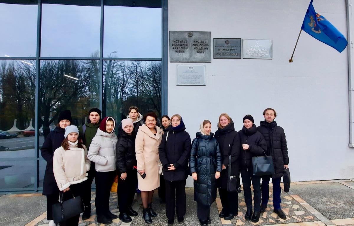 Члены студенческого научного бюро &laquo;Модернизация экономики&raquo; и ученый секретарь Института экономики НАН Беларуси Т. А. Тетеринец